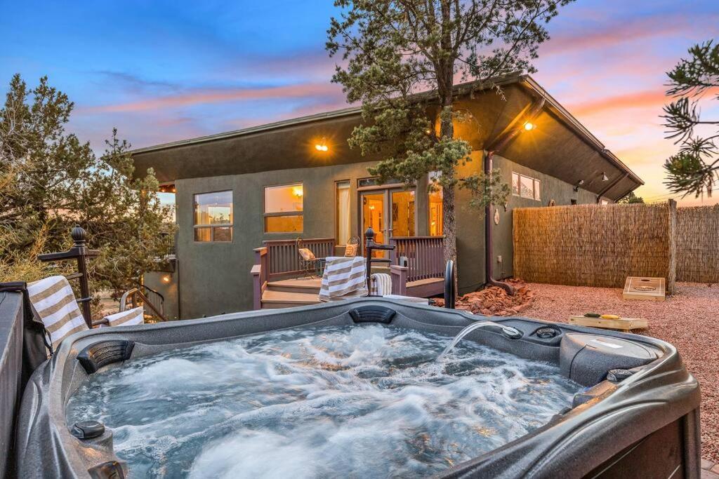Close To Fresh Creek! Sleeps 12 ~ Amazing Views W/Serene Open Space ~ Hot Tub + Game Room ~ Trails Outside เซโดนา ภายนอก รูปภาพ